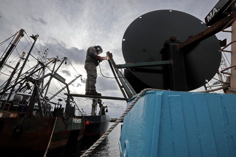 Ronaldo Goodman of Luzo Welding creates a frame for a new drum on the back of a dragger fishing boat docked in New Bedford, MA.  PHOTO PETER PEREIRA 