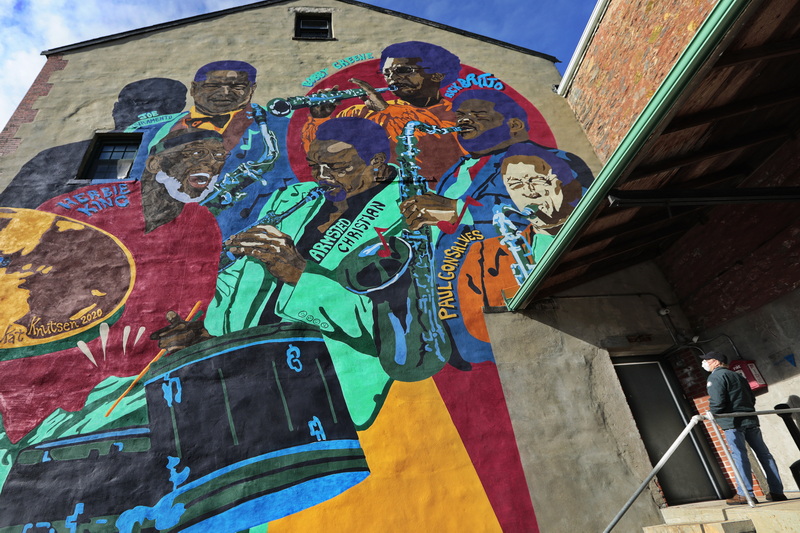 A. Duie Pyle delivery driver, Peter Crepeau, admires the giant mural depicting famous New Bedford jazz musicians, as he waits for the door to open for a delivery he is making to the Fiber Optic Center on Hamilton Street in downtown New Bedford, MA. PHOTO PETER PEREIRA