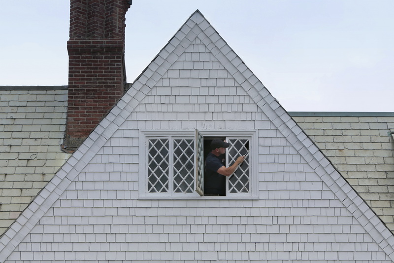 Kevin Fagundo of Citywide Glass, makes repairs to the windows of a historical late 19th century home on Hawthorn Street in New Bedford, MA.  PHOTO PETER PEREIRA