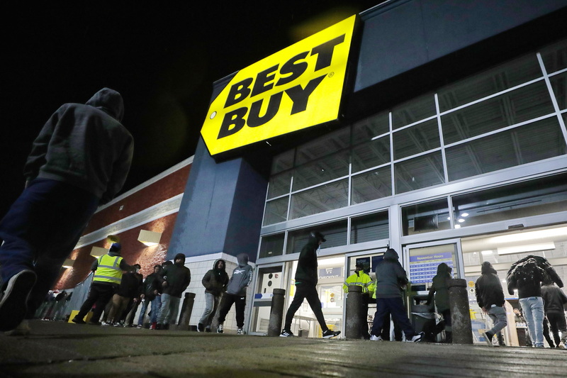 Shoppers wait in line hoping for some good Black Friday deals at stores in Dartmouth, MA.  PHOTO PETER PEREIRA