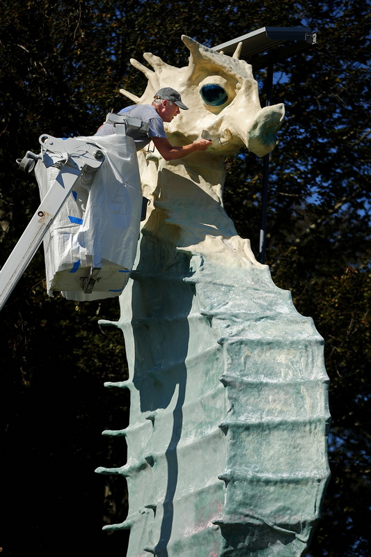 Peter Davies paints the iconic seahorse found at the intersection of Route 6 and North Street in Mattapoisett, MA. PHOTO PETER PEREIRA